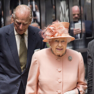 La reine Elizabeth II d'Angleterre et le prince Philip, duc d'Edimbourg à leur arrivée à la gare de Paddington à Londres, le 13 juin 2017 à l'occasion du 175ème anniversaire de la première journée en train des monarques britanniques
