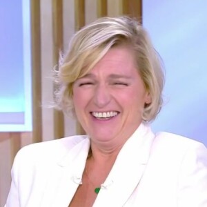 Anne-Elisabeth Lemoine déboutonne sa veste sur le plateau de "C à Vous", le 19 octobre.