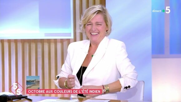 Anne-Elisabeth Lemoine déboutonne sa veste sur le plateau de "C à Vous", le 19 octobre.