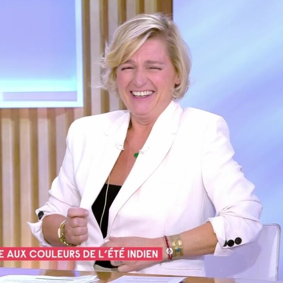 Anne-Elisabeth Lemoine déboutonne sa veste sur le plateau de "C à Vous", le 19 octobre.