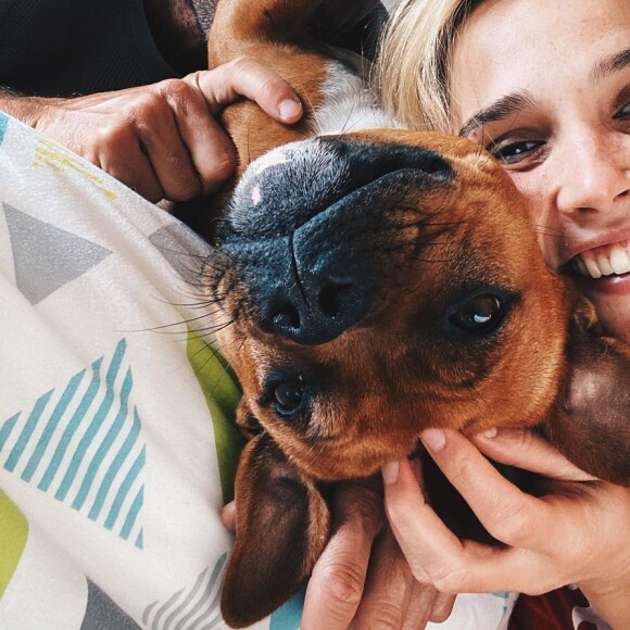 Camille Lou et son compagnon Romain Laulhe sur Instagram. Le 14 octobre 2021.