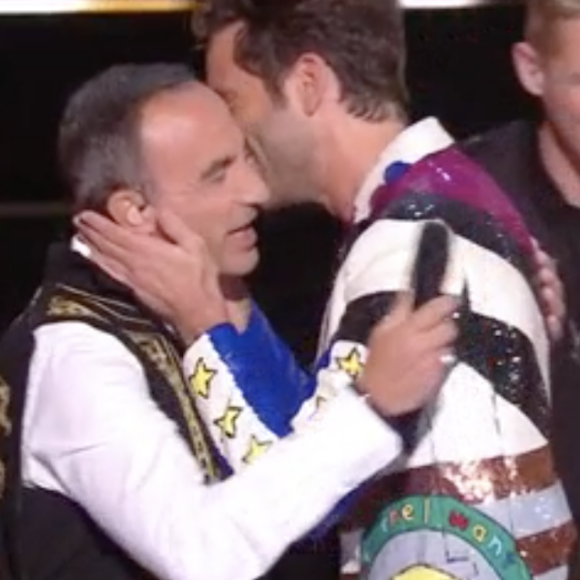 Terence James en kilt et Nikos Aliagas en jupe grecque lors de la finale de "The Voice All Stars" - TF1
