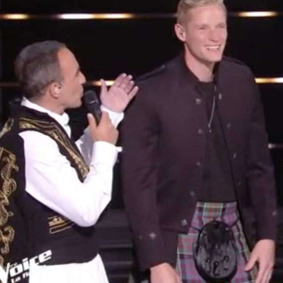 Terence James en kilt et Nikos Aliagas en jupe grecque lors de la finale de "The Voice All Stars" - TF1