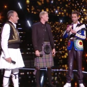 Terence James en kilt et Nikos Aliagas en jupe grecque lors de la finale de "The Voice All Stars" - TF1