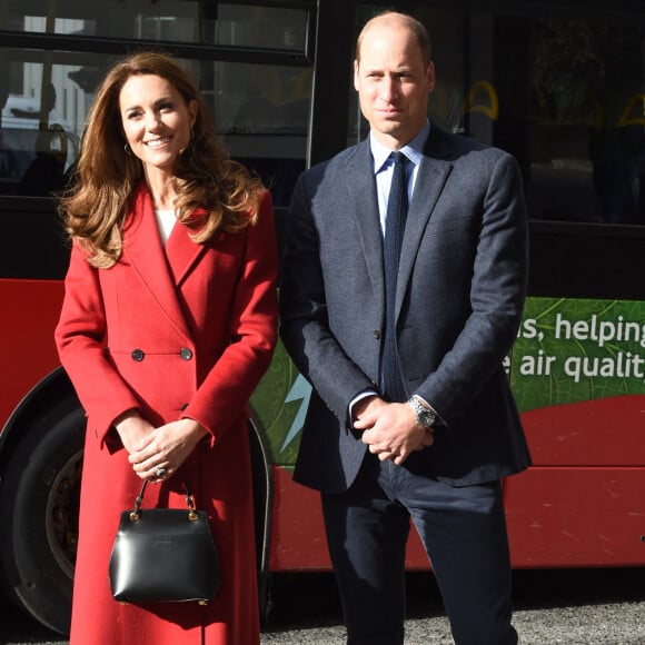 Le prince William, duc de Cambridge, et Kate Middleton, duchesse de Cambridge, visitent l'exposition photographique du projet "Hold Still" à Waterloo Station à Londres.