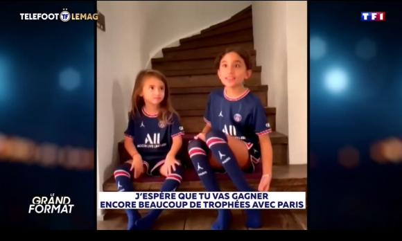 Angel di Maria saisit par l'émotion en découvrant un messade vidéo de ses deux filles, aux couleurs du PSG, dans "Téléfoot" le 24 octobre 2021.
