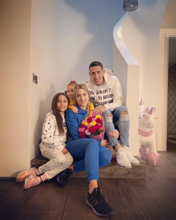 Angel Di Maria entouré de sa femme Jorgelina Cardoso et de leurs deux filles. Octobre 2021.