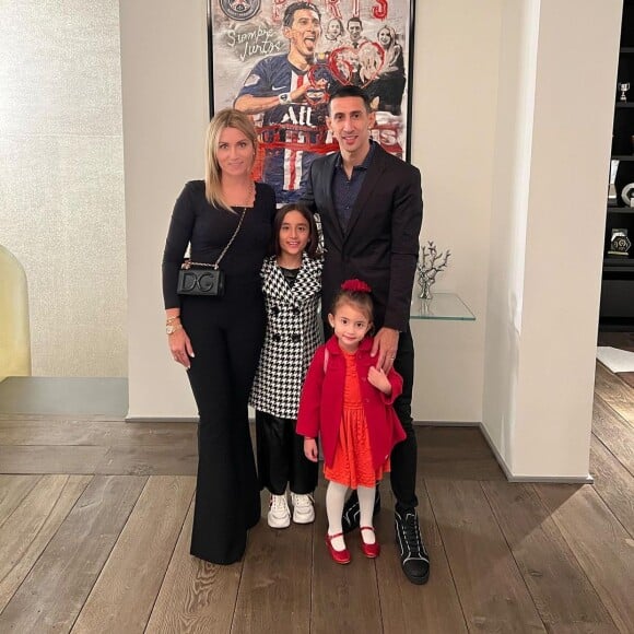 Angel Di Maria entouré de sa femme Jorgelina Cardoso et de leurs deux filles. Octobre 2021.