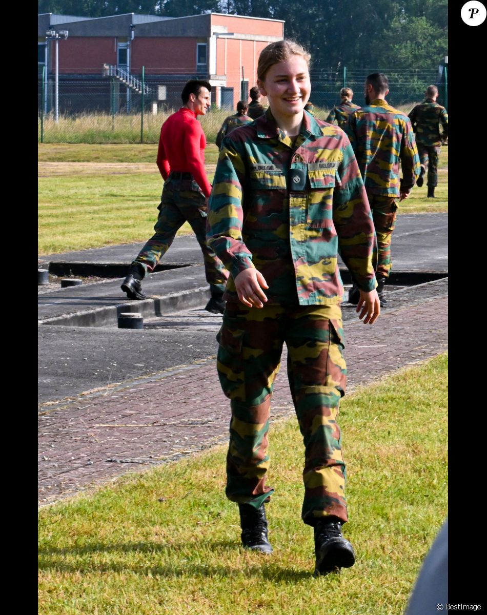La princesse Elisabeth de Belgique participe à l'entraînement tactique au camp militaire de Lagland à Arlon, le 9 juillet 2021.