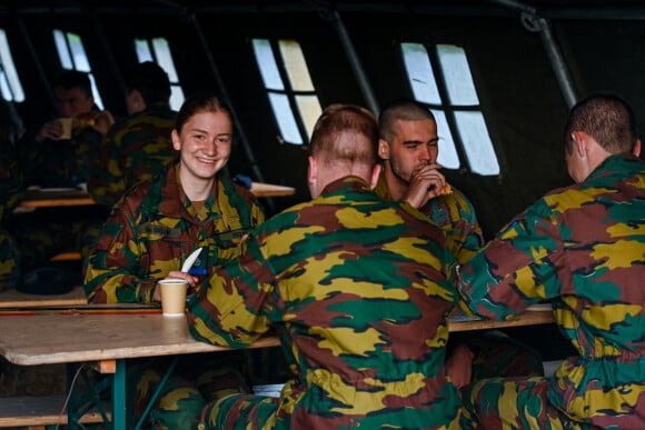 La princesse Elisabeth de Belgique participe à l'entraînement tactique au camp militaire de Lagland à Arlon, le 9 juillet 2021.