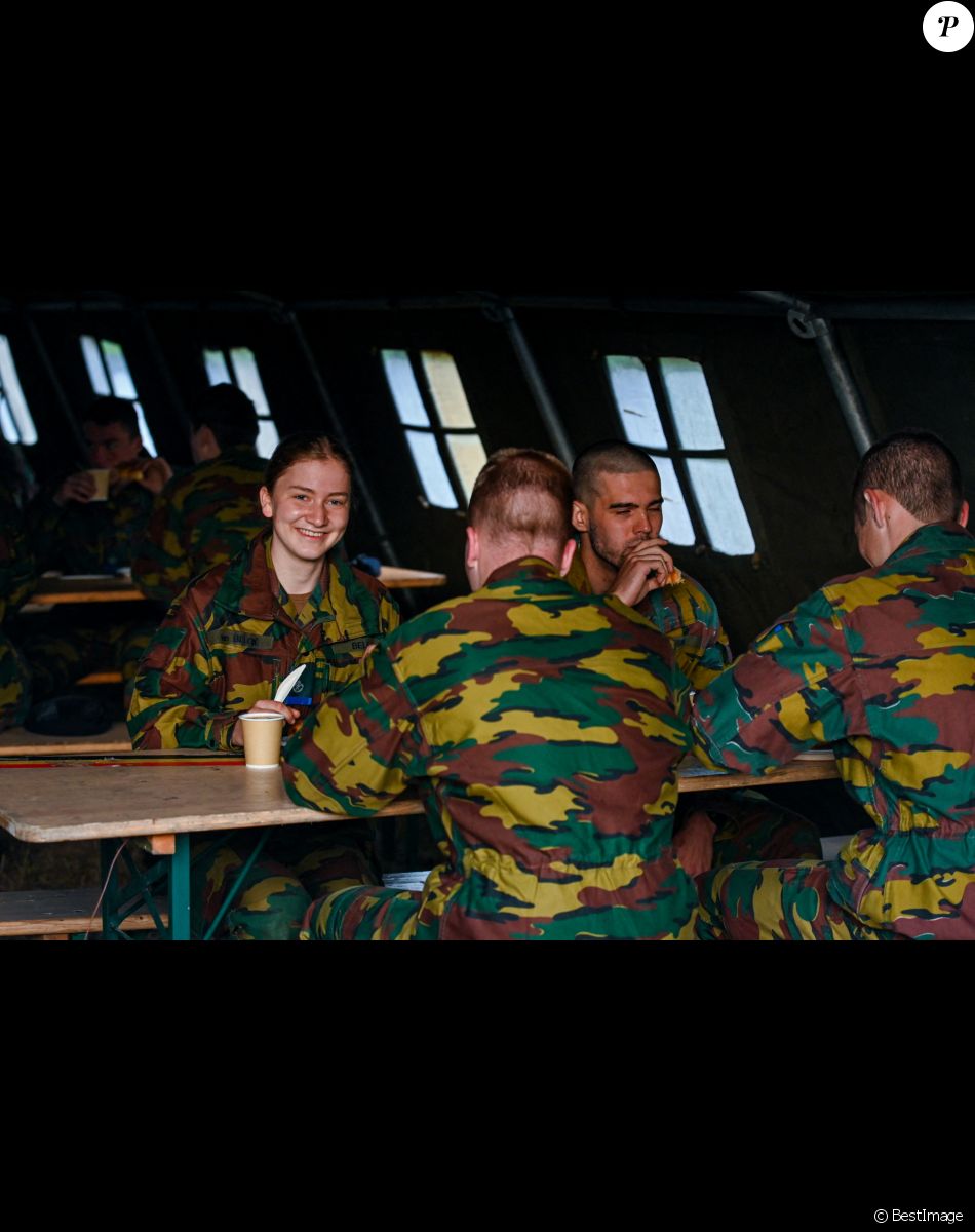 La princesse Elisabeth de Belgique participe à l'entraînement tactique au camp militaire de Lagland à Arlon, le 9 juillet 2021.