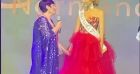 Amandine Petit émue de découvrir sa grand-mère Nicole, qui a été Miss, lors de l'élection de Miss Normandie 2021, le 23 octobre