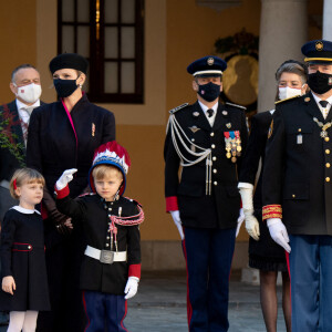 La princesse Charlène de Monaco, la princesse Gabriella de Monaco, comtesse de Carladès, le prince Jacques de Monaco, marquis des Baux, le prince Albert II de Monaco, la princesse Caroline de Hanovre - La famille princière assiste à une cérémonie de remise de médaille dans la cours du Palais de Monaco lors de la Fête Nationale 2020 de la principauté de Monaco le 19 novembre 2020. © David Nivière / Pool / Bestimage