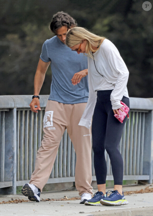 Exclusif - Gwyneth Paltrow et son mari Brad Falchuk se font éclabousser par une voiture avant de rejoindre des amis à Montecito le 19 juin 2021.