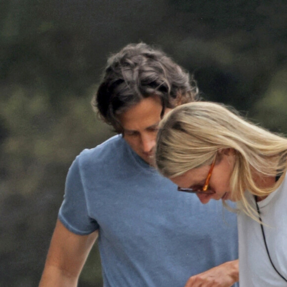 Exclusif - Gwyneth Paltrow et son mari Brad Falchuk se font éclabousser par une voiture avant de rejoindre des amis à Montecito le 19 juin 2021.