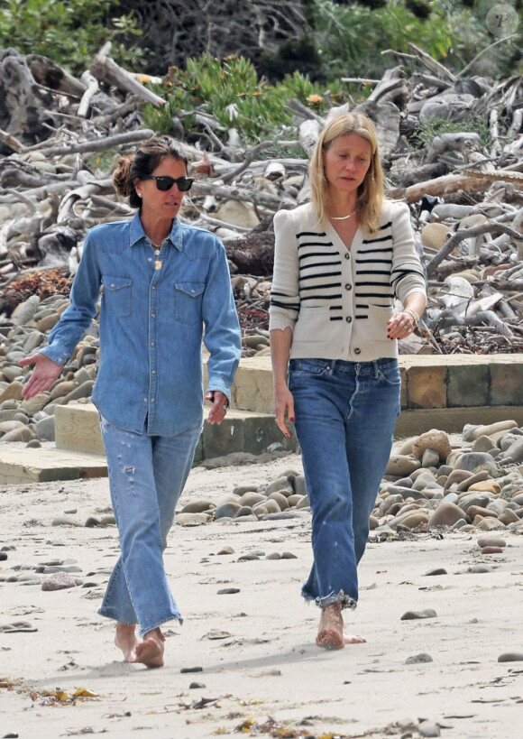 Gwyneth Paltrow se promène sur la plage de Montecito avec une amie. Los Angeles, le 6 juin 2021.