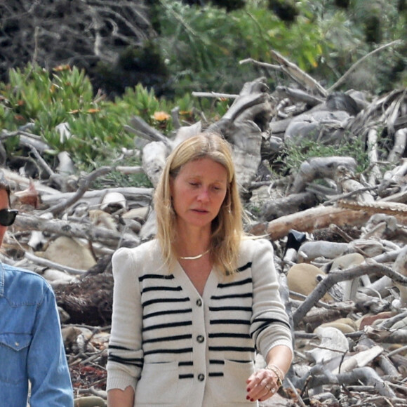 Gwyneth Paltrow se promène sur la plage de Montecito avec une amie. Los Angeles, le 6 juin 2021.
