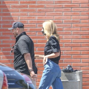 Gwyneth Paltrow ne fait pas la queue chez DMV (service du permis de conduire et des papiers du véhicule à Santa Monica) mais entre et sort par une porte dérobée le 3 mai 2021.