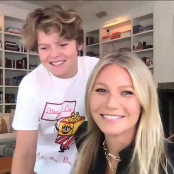 Gwyneth Paltrow (et son fils Moses) présente sa nouvelle bougie "This Smells Like My Orgasm" dans l'émission "The Tonight Show - Home Edition" de Jimmy Fallon.