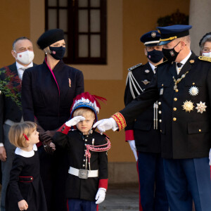 La princesse Charlène de Monaco, la princesse Gabriella de Monaco, comtesse de Carladès, le prince Jacques de Monaco, marquis des Baux, le prince Albert II de Monaco, la princesse Caroline de Hanovre - La famille princière assiste à une cérémonie de remise de médaille dans la cours du Palais de Monaco lors de la Fête Nationale 2020 de la principauté de Monaco le 19 novembre 2020. © David Nivière / Pool / Bestimage