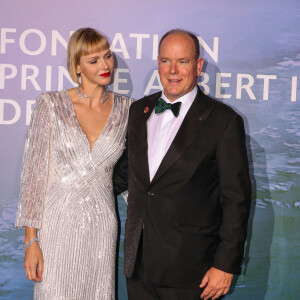 Le prince Albert II de Monaco et la princesse Charlène (bijoux Repossi) lors du photocall du gala "Monte-Carlo Gala for Planetary Health" organisé par la Fondation Prince Albert II de Monaco le 24 septembre 2020. © Jean-Charles Vinaj / Pool Monaco / Bestimage