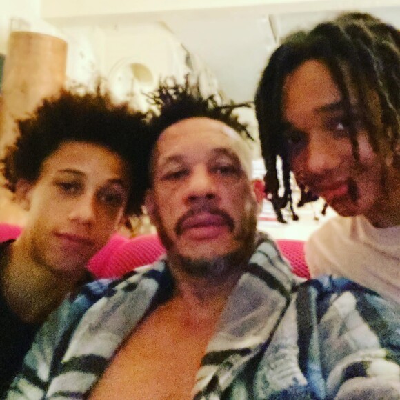 JoeyStarr avec deux de ses trois fils, Khalil (à gauche) et Matisse (à droite), nés de sa relation avec Leïla Sy.