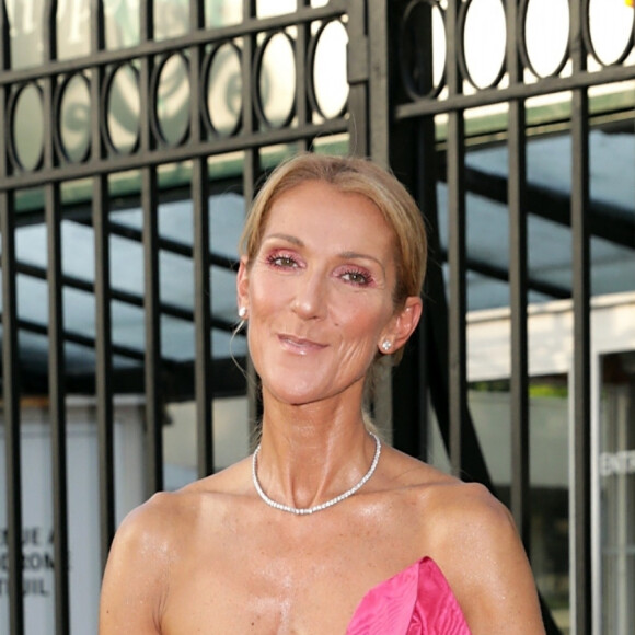 Céline Dion - Les célébrités au défilé Miu Miu à l'hippodrome d'Auteuil à Paris, lors de la Paris Fashion Week, le 29 juin 2019. 
