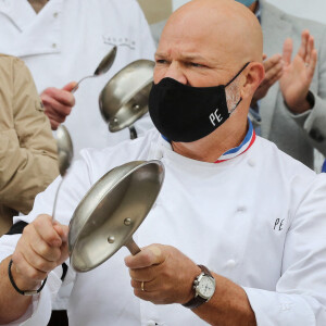 Dominique Etchebest se joint à son mari Philippe Etchebest pour manifester contre les mesures de restrictions liées au coronavirus (COVID-19) devant leur restaurant à Bordeaux les 2 et 9 octobre 2020.