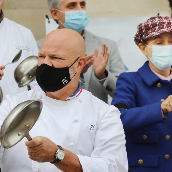 Dominique Etchebest se joint à son mari Philippe Etchebest pour manifester contre les mesures de restrictions liées au coronavirus (COVID-19) devant leur restaurant à Bordeaux les 2 et 9 octobre 2020.