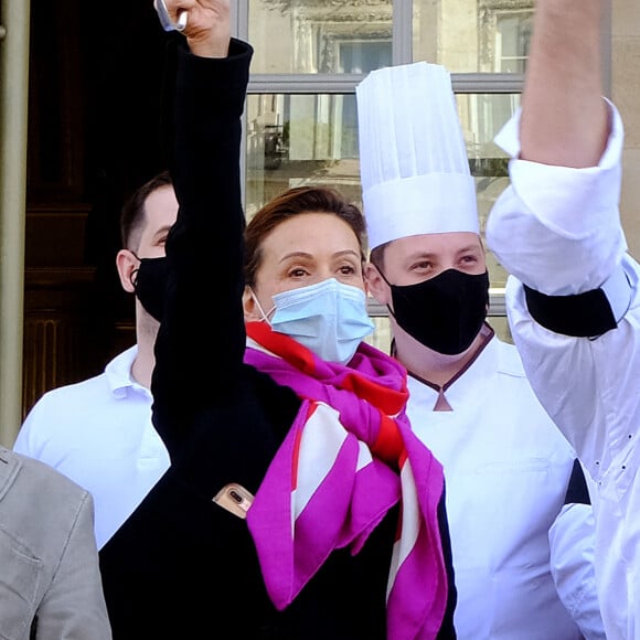 Dominique Etchebest se joint à son mari Philippe Etchebest pour manifester contre les mesures de restrictions liées au coronavirus (COVID-19) devant leur restaurant à Bordeaux les 2 et 9 octobre 2020.