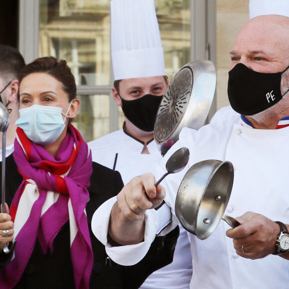 Dominique Etchebest se joint à son mari Philippe Etchebest pour manifester contre les mesures de restrictions liées au coronavirus (COVID-19) devant leur restaurant à Bordeaux les 2 et 9 octobre 2020.