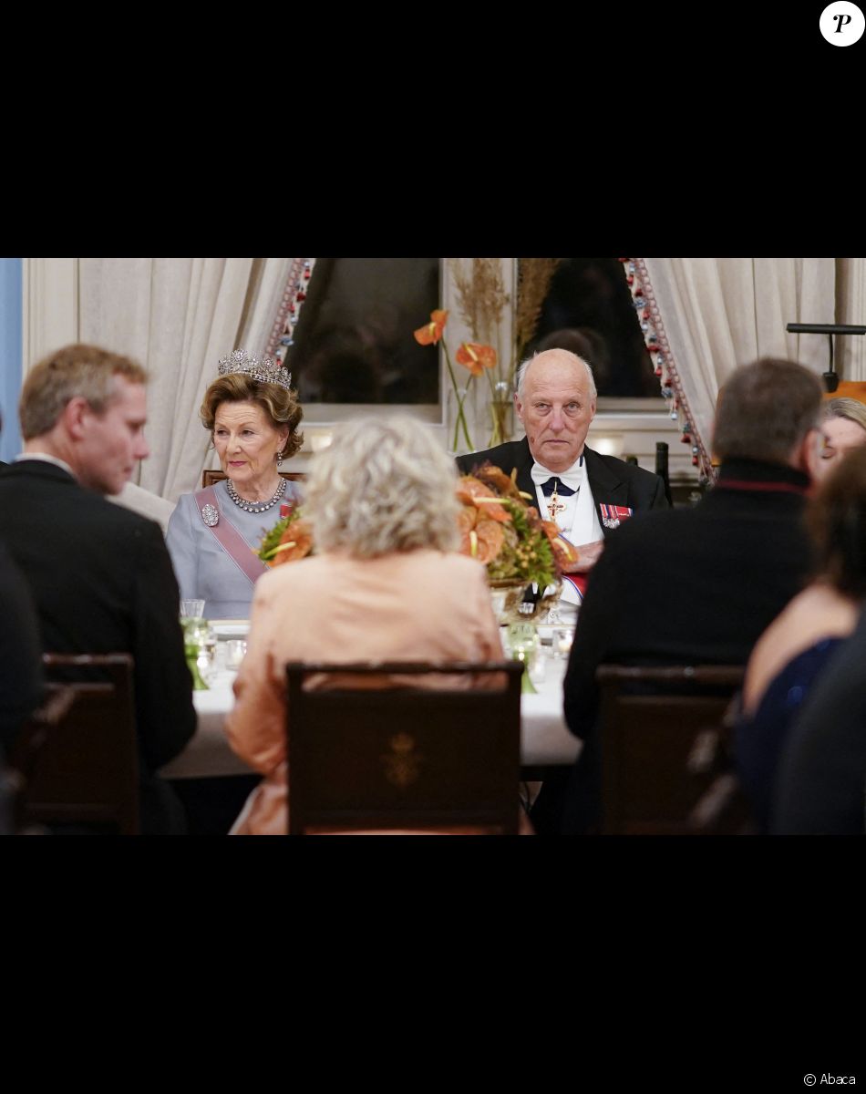 Le roi Harald et la reine Sonja de Norvège - Dîner officiel pour les représentants du parlement au château d'Oslo, le 28 octobre 2021.