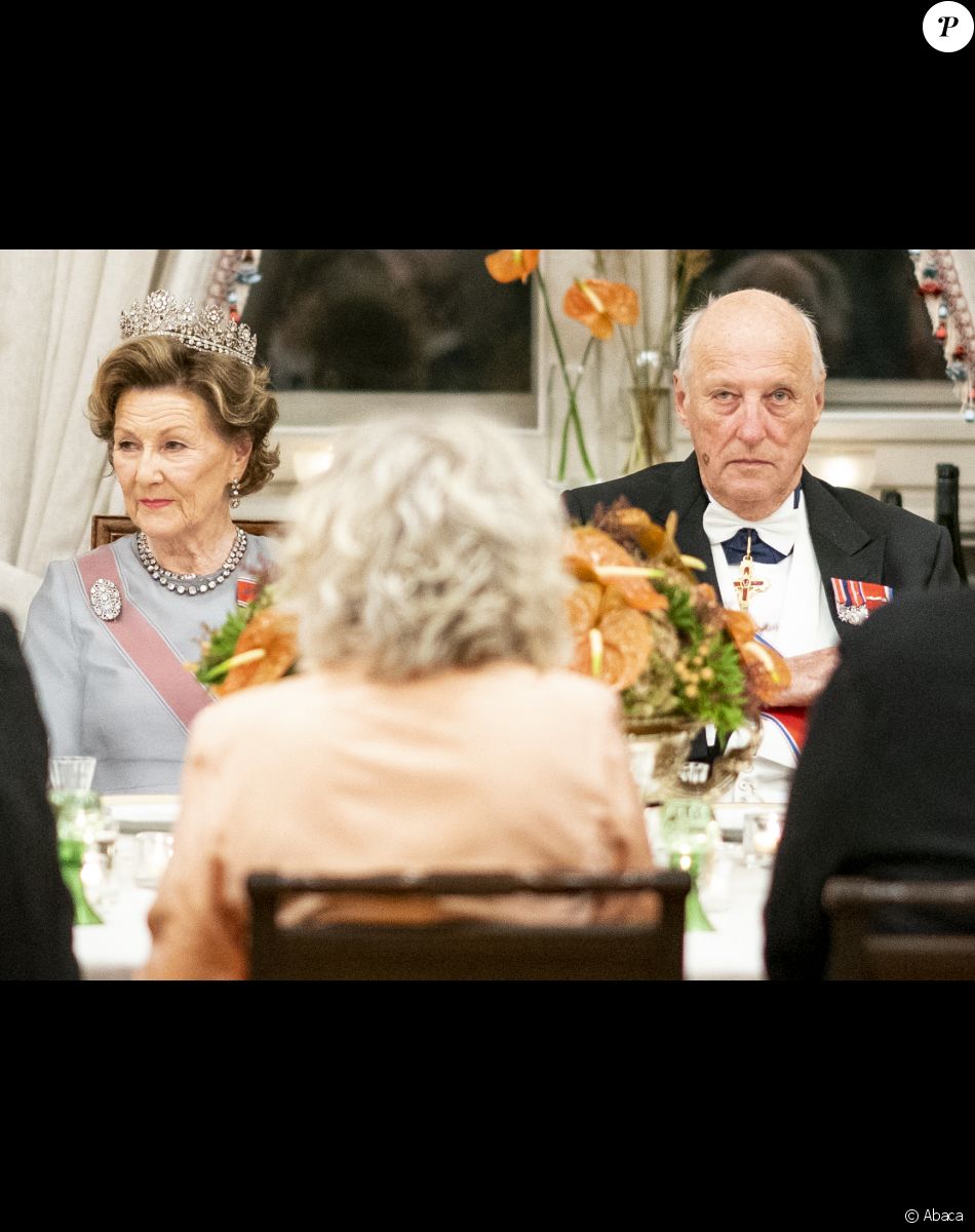La reine Sonja et le roi Harald - Dîner officiel pour les représentants du parlement au château d'Oslo, le 28 octobre 2021.