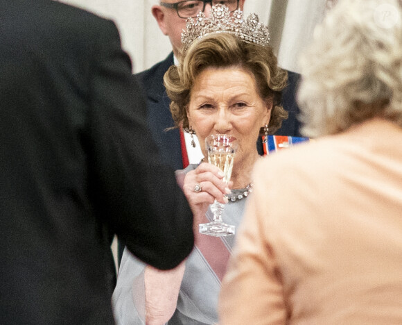La reine Sonja de Norvège - Dîner officiel pour les représentants du parlement au château d'Oslo, le 28 octobre 2021.