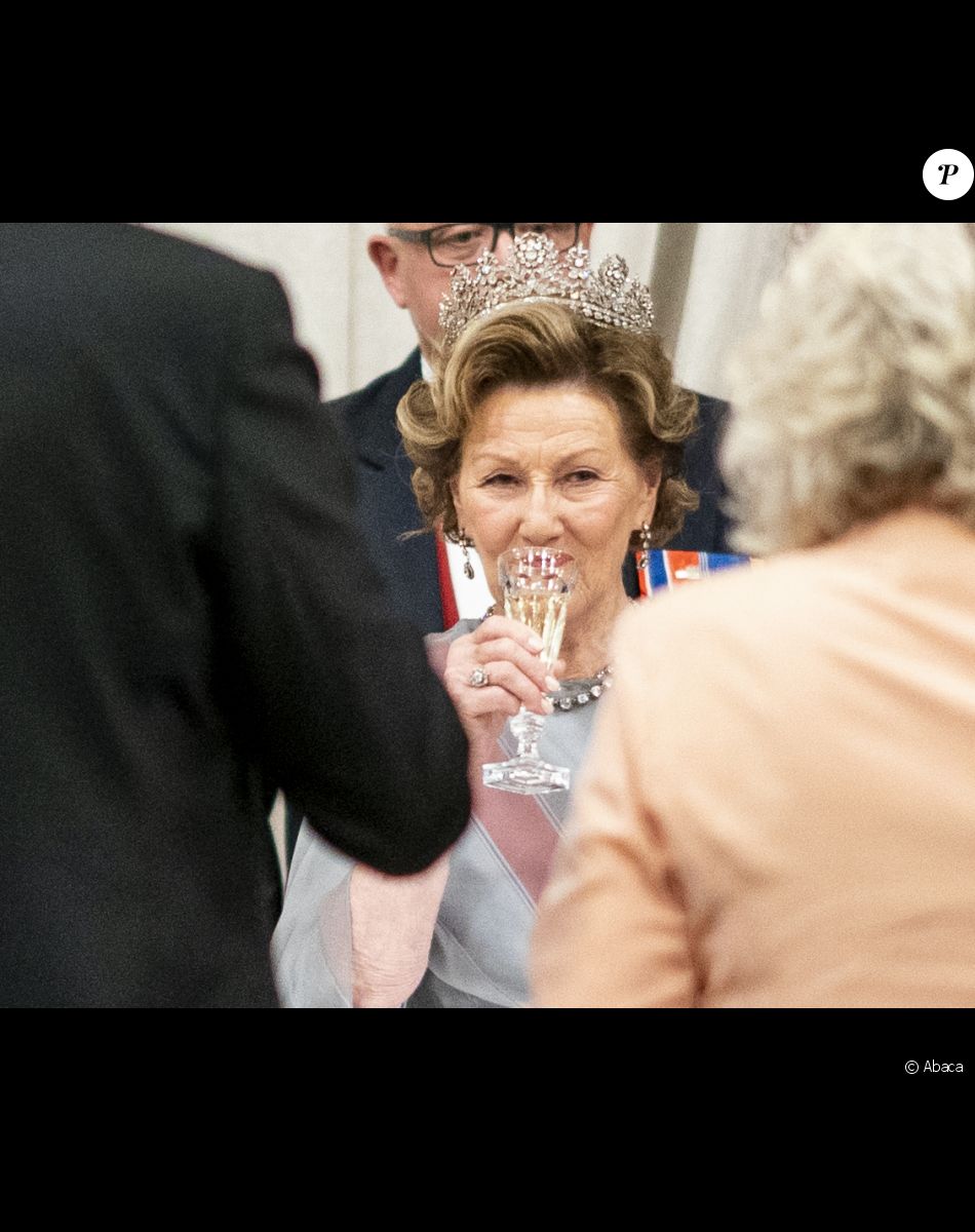 La reine Sonja de Norvège - Dîner officiel pour les représentants du parlement au château d'Oslo, le 28 octobre 2021.