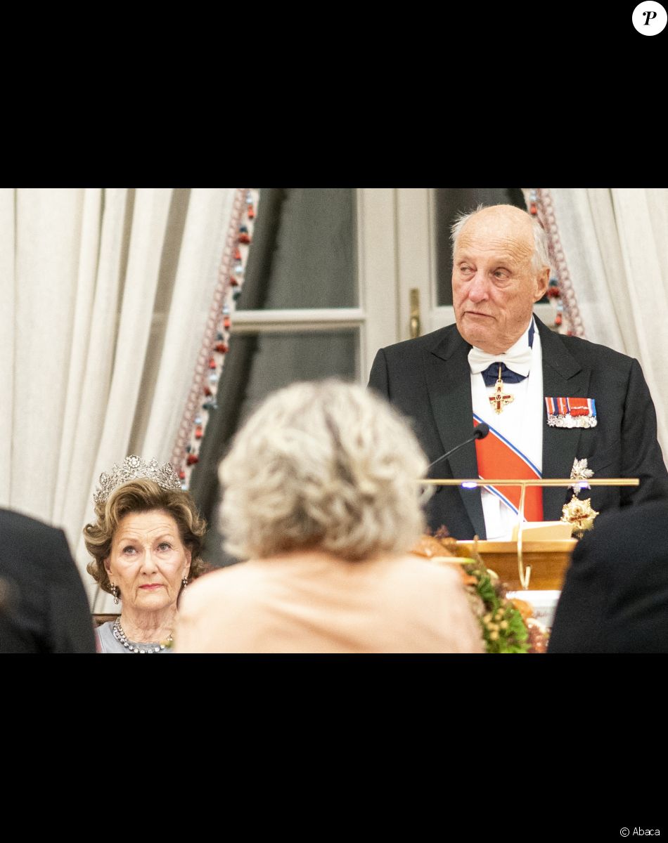 Le roi Harald de Norvège - Dîner officiel pour les représentants du parlement au château d'Oslo, le 28 octobre 2021.
