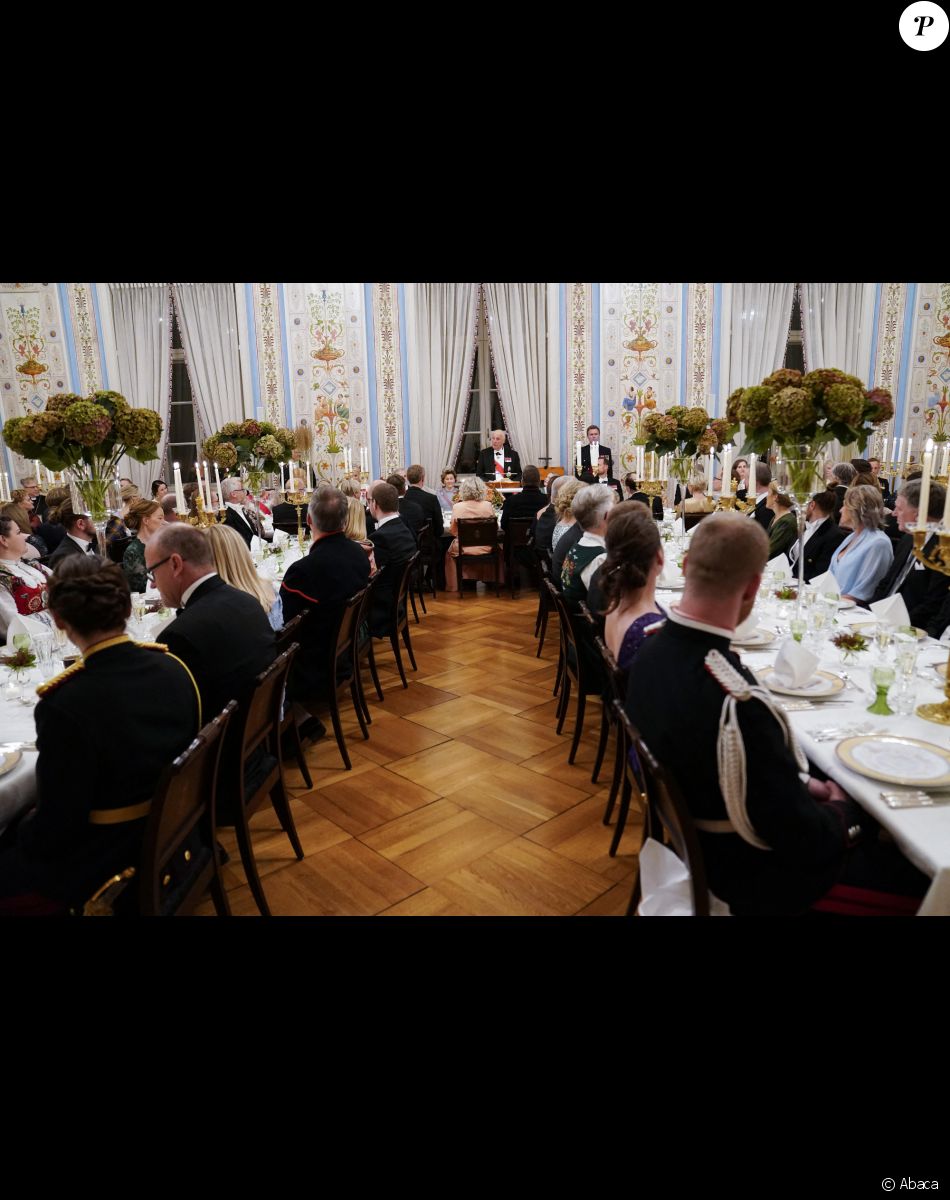 Le roi Harald de Norvège - Dîner officiel pour les représentants du parlement au château d'Oslo, le 28 octobre 2021.