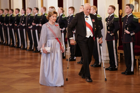 Le roi Harald et la reine Sonja de Norvège - Dîner officiel pour les représentants du parlement au château d'Oslo, le 28 octobre 2021.