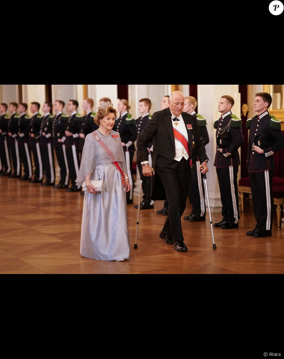 Le roi Harald et la reine Sonja de Norvège - Dîner officiel pour les représentants du parlement au château d'Oslo, le 28 octobre 2021.