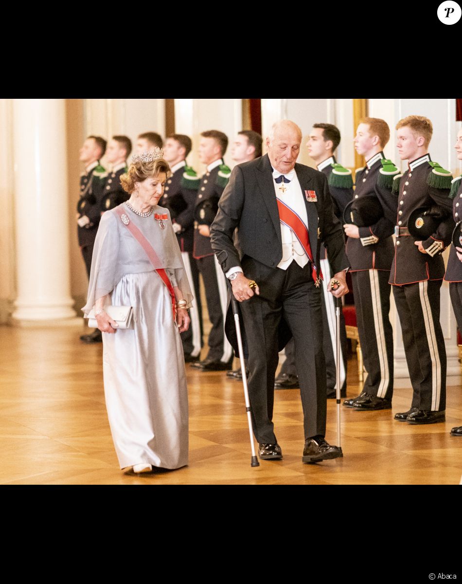 Le roi Harald et la reine Sonja de Norvège - Dîner officiel pour les représentants du parlement au château d'Oslo, le 28 octobre 2021.