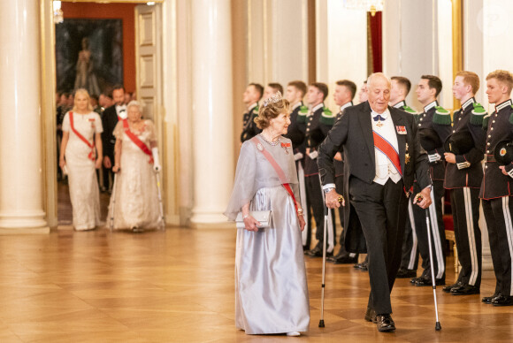 Le roi Harald et la reine Sonja de Norvège - Dîner officiel pour les représentants du parlement au château d'Oslo, le 28 octobre 2021.