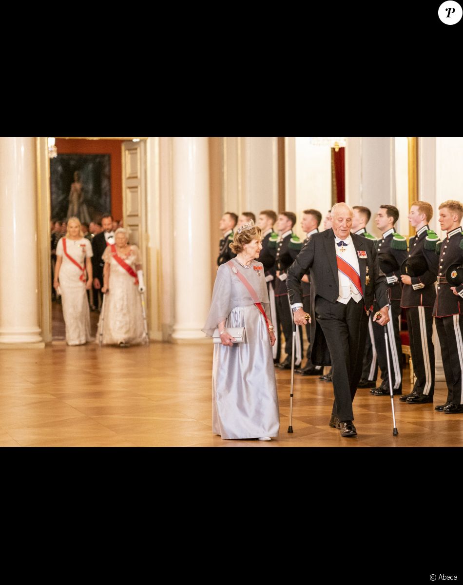 Le roi Harald et la reine Sonja de Norvège - Dîner officiel pour les représentants du parlement au château d'Oslo, le 28 octobre 2021.