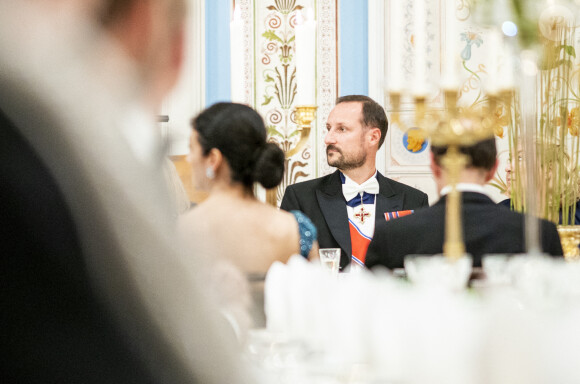 Le prince héritier Haakon - Dîner officiel pour les représentants du parlement au château d'Oslo, le 28 octobre 2021.
