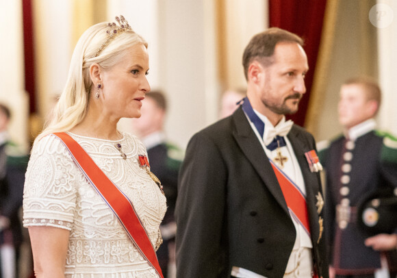 La princesse Mette-Marit et son le prince héritier Haakon - Dîner officiel pour les représentants du parlement au château d'Oslo, le 28 octobre 2021.