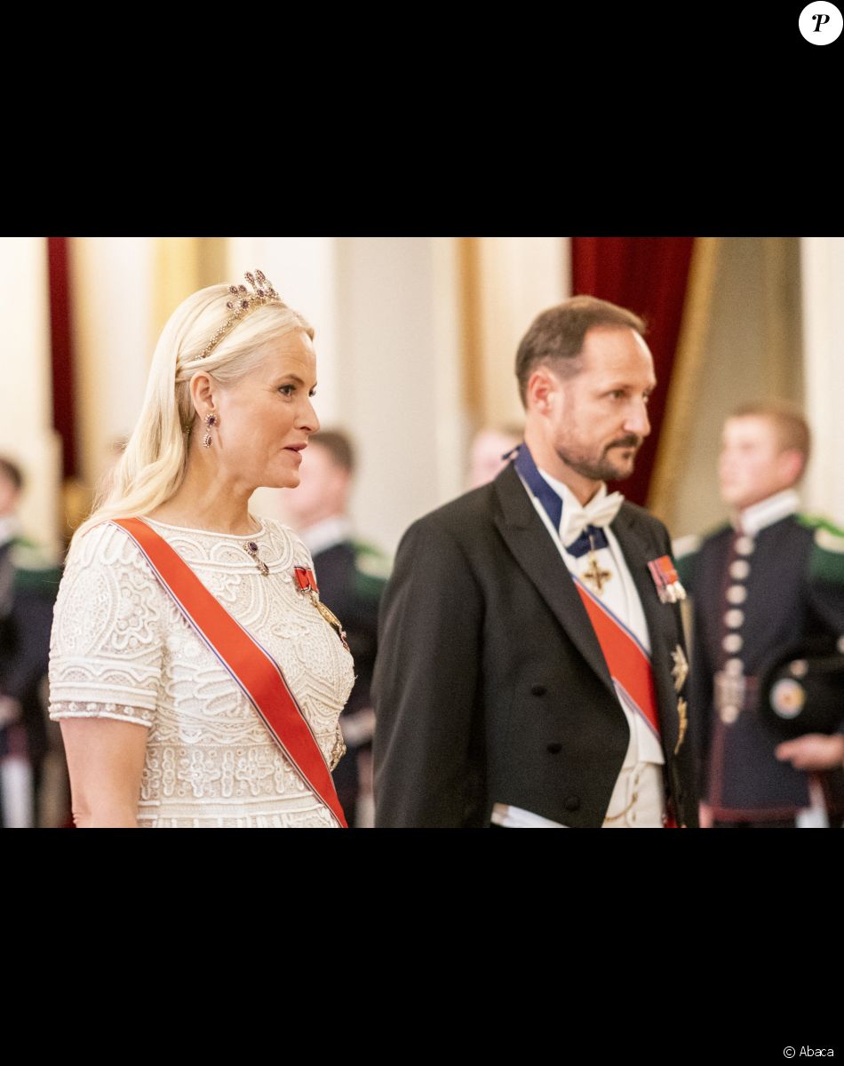 La princesse Mette-Marit et son le prince héritier Haakon - Dîner officiel pour les représentants du parlement au château d'Oslo, le 28 octobre 2021.