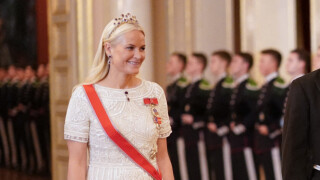 La princesse Mette-Marit de Norvège parée de diamants et améthystes : défilé de tiares au palais