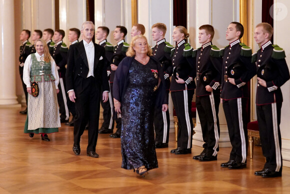 Le Premier ministre Jonas Gahr Store et la juge en chef de la Cour Suprême de Norvège Toril Marie Øie - Dîner officiel pour les représentants du parlement au château d'Oslo, le 28 octobre 2021.