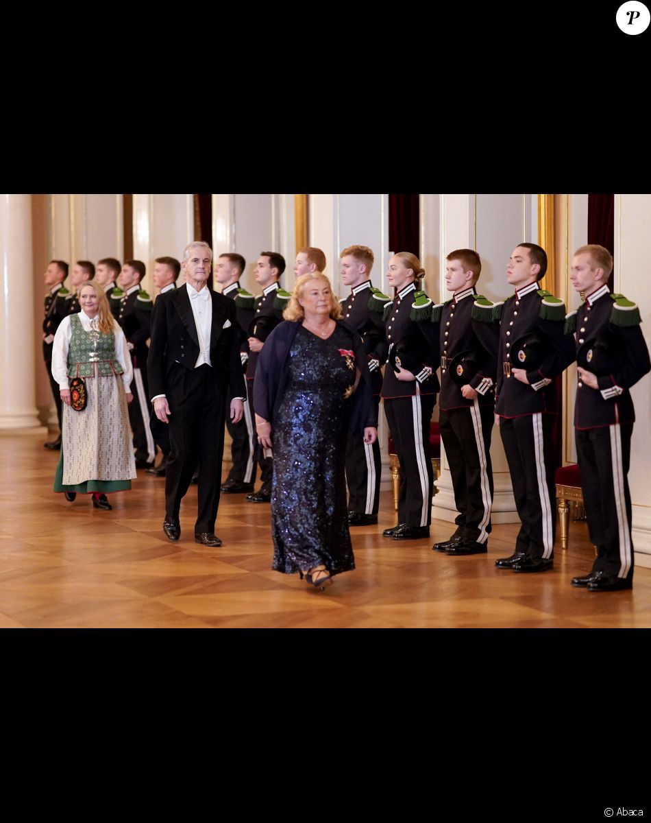 Le Premier ministre Jonas Gahr Store et la juge en chef de la Cour Suprême de Norvège Toril Marie Øie - Dîner officiel pour les représentants du parlement au château d'Oslo, le 28 octobre 2021.