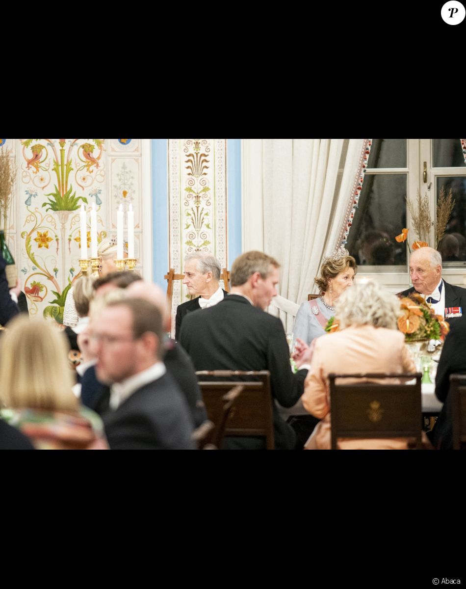 Le Premier ministre Jonas Gahr Store, la reine Sonja et le roi Harald de Norvège - Dîner officiel pour les représentants du parlement au château d'Oslo, le 28 octobre 2021.