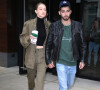 Gigi Hadid et son compagnon Zayn Malik sortent d'un immeuble main dans la main à New York.